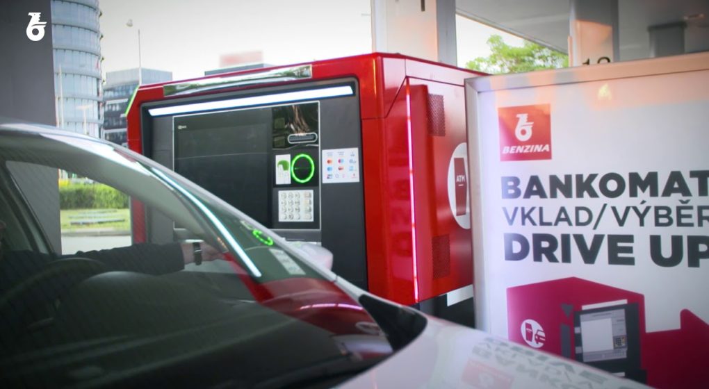 Drive-throught bankomat na čerpací stanici Benzina