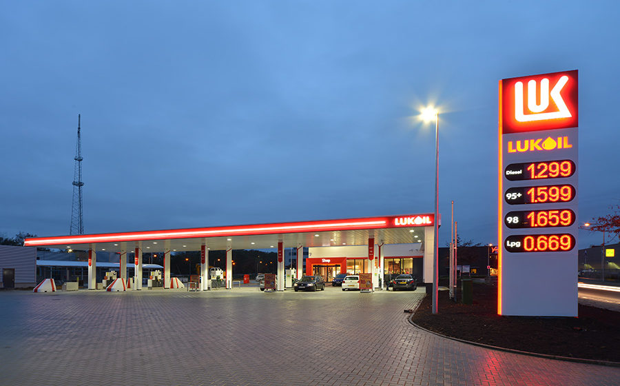 Čerpací stanice Lukoil v noci